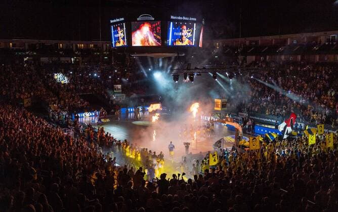 Basketball Berlin 10 06 2022 Season 2021 2022 easyCredit BBL 1 Bundesliga Playoffs Final Game1 Alba Berlin FC Bayern München Basketball Team Presentation Alba Johannes Thiemann Alba Berlin, No 32 Mercedes Benz Arena Sports Venue