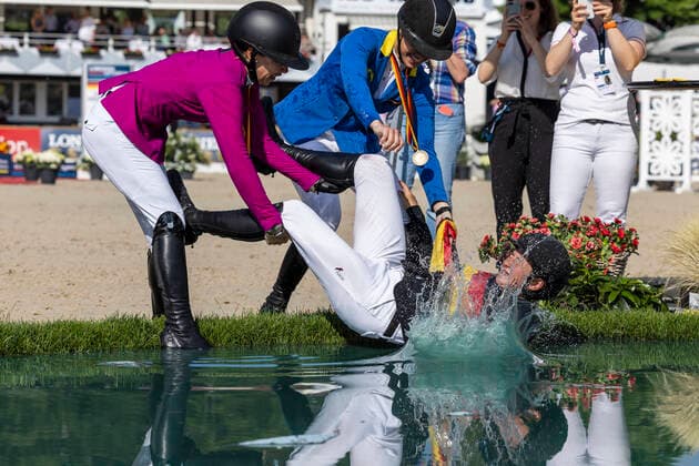 Sport Themen der Woche KW23 BALVE - Longines Optimum 2022, BALVE - Longines Optimum 2022 ECKERMANN Katrin (GER), DEUERER Tina (GER), RUESEN Angelique (GER) Meisterbad Siegerehrung Meisterehrung Deutsche Meisterschaft Finalwertung Springreiterinnen SpringpruÌˆfung Kl. S*** mit 2 Umläufen Balve, Reitstadion Schloss Wocklum 11. June 2022 - *** BALVE Longines Optimum 2022, BALVE Longines Optimum 2022 ECKERMANN Katrin GER , DEUERER Tina GER , RUESEN Angelique GER Meisterbad Siegerehrung Meisterehrung Deutsche Meisterschaft Finalwertung Springreiterinnen SpringpruÌˆfung Kl S mit 2 Umläufen Balve, Reitstadion Schloss Wocklum 11 June 2022
