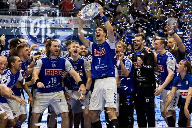 Sport Themen der Woche KW23 Sport Bilder des Tages 2. Handball-Bundesliga: VfL Gummersbach - HSC 2000 Coburg; 11.06.2022 Julian Koester ( 7, VfL Gummersbach) haelt die Meisterschale unter Jubel der Mannschaft hoch 2. Handball-Bundesliga VfL Gummersbach - HSC 2000 Coburg; Gummersbach, Schwalbe arena; 11.06.2022 *** 2 Handball Bundesliga VfL Gummersbach HSC 2000 Coburg 11 06 2022 Julian Koester 7, VfL Gummersbach holds up the championship trophy as the team cheers 2 Handball Bundesliga VfL Gummersbach HSC 2000 Coburg Gummersbach, Schwalbe arena 11 06 2022 Copyright: xBEAUTIFULxSPORTS Wunderlx