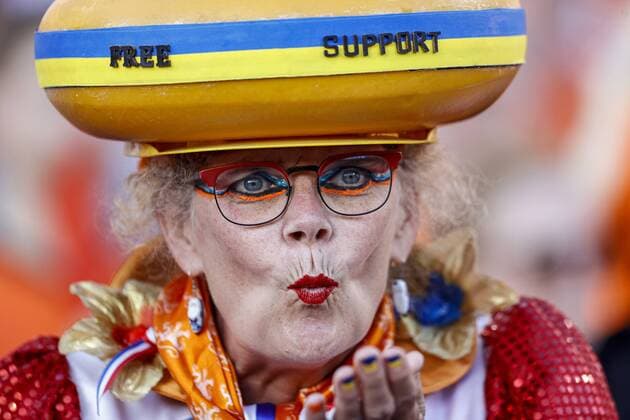 Sport Bilder des Tages ROTTERDAM - Fans of the Netherlands during the UEFA Nations League match between the Netherlands and Poland at Feyenoord stadium on June 11, 2022 in Rotterdam, Netherlands. ANP PIETER STAM DE YOUNG UEFA Nations League - League Path Group 4 2021 2022 xVIxANPxSportx xxANPxIVx *** ROTTERDAM Fans of the Netherlands during the UEFA Nations League match between the Netherlands and Poland at Feyenoord stadium on June 11, 2022 in Rotterdam, Netherlands ANP PIETER STAM DE YOUNG UEFA Nations League Path Group 4 2021 2022 xVIxANPxSportx xxANPxIVx 450285413 originalFilename: 450285413.jpg