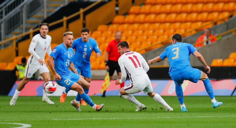England v Italy UEFA Nations League Mason Mount of England looks to turn away from Federico Gaitti of Italy during the UEFA Nations League match between England and Italy at Molineux, Wolverhampton Content Not Available For UK Newspapers Copyright: xPaulxChestertonx FIL-17006-0038 UK Newspapers OUT