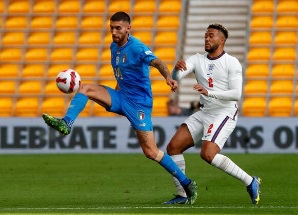 England v Italy UEFA Nations League Lorenzo Pellegrini of Italy battles with Reece James of England during the UEFA Nations League match between England and Italy at Molineux, Wolverhampton Content Not Available For UK Newspapers Copyright: xPaulxChestertonx FIL-17006-0077 UK Newspapers OUT