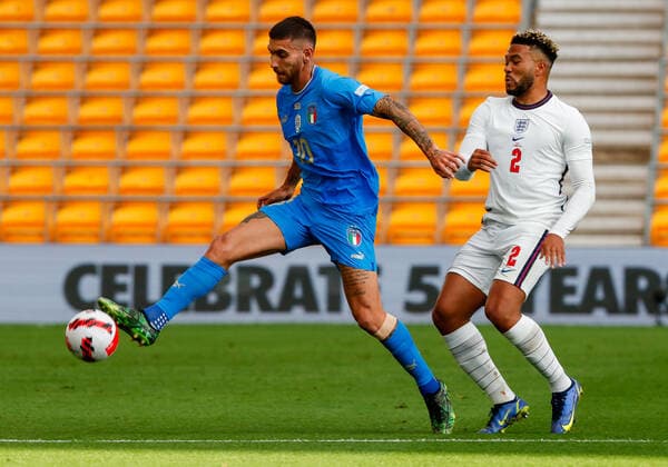 England v Italy UEFA Nations League Lorenzo Pellegrini of Italy battles with Reece James of England during the UEFA Nations League match between England and Italy at Molineux, Wolverhampton Content Not Available For UK Newspapers Copyright: xPaulxChestertonx FIL-17006-0078 UK Newspapers OUT