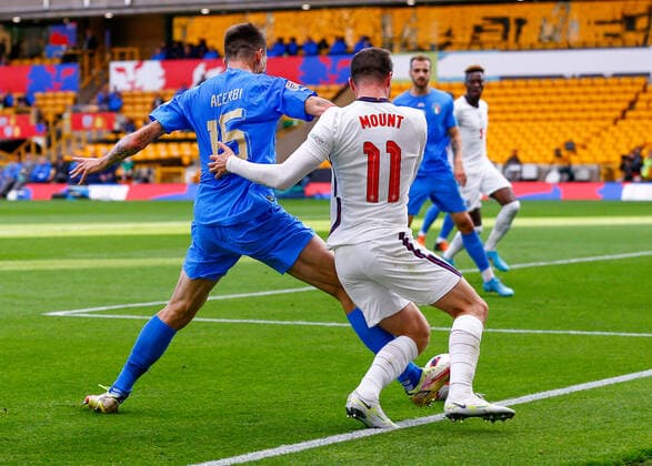 England v Italy UEFA Nations League Mason Mount of England battles with Francesco Acerbi of Italy during the UEFA Nations League match between England and Italy at Molineux, Wolverhampton Content Not Available For UK Newspapers Copyright: xPaulxChestertonx FIL-17006-0088 UK Newspapers OUT