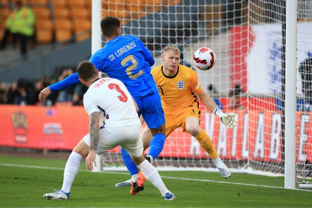 Fußball UEFA Nations League League A Gruppe 3 England gegen Italien 11. Juni 2022 UEFA Nations League League A Gruppe 3 England gegen Italien England-Torwart Aaron Ramsdale in Aktion Foto Simon Stacpoole Abseits Wolverhampton UK  Copyright: xSimonxStacpoolexOffside
