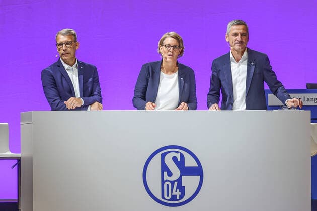Sport Themen der Woche KW23 Sport Bilder des Tages 12.06.2022, Fussball, Saison 2022 2023, 1. Bundesliga, Mitgliederversammlung FC Schalke 04, v. l. Peter Knäbel (FC Schalke 04), Vorstand Christina Rühl-Hamers (FC Schalke 04), Dr. Bernd Schröder (FC Schalke 04) Foto: RHR-FOTO Gelsenkirchen Veltins Arena NRW Deutschland xRHR-FOTOx *** 12 06 2022, football, season 2022 2023, 1 Bundesliga, general meeting FC Schalke 04, f l Peter Knäbel FC Schalke 04 , board Christina Rühl Hamers FC Schalke 04 , Dr Bernd Schröder FC Schalke 04 Foto RHR FOTO Gelsenkirchen Veltins Arena NRW Germany xRHR FOTOx