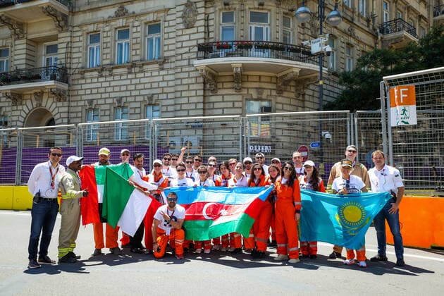 BEN SULAYEM Mohammed (uae), President of the FIA, with track marshals during the Formula 1 Azerbaijan Grand Prix 2022, 8th round of the 2022 FIA Formula One World Championship, WM, Weltmeisterschaft on the Baku City Circuit, from June 10 to 12, 2022 in Baku, Azerbaijan - F1 - AZERBAIJAN GRAND PRIX 2022 - RACE DPPI Panoramic  20220612_G00D8634