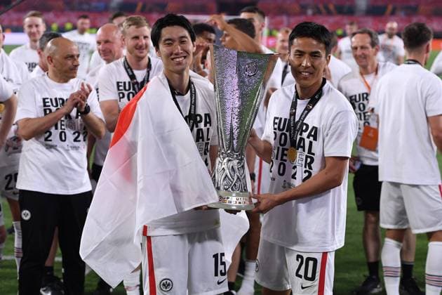 Soccer Europa League Final Eintracht Frankfurt Glasgow Rangers on 18 05 2022 at Estadio Ramon Sanchez Pizjuan in Seville Daichi Kamada Frankfurt , left Makoto Hasebe Frankfurt , right with trophy Cup xHDx