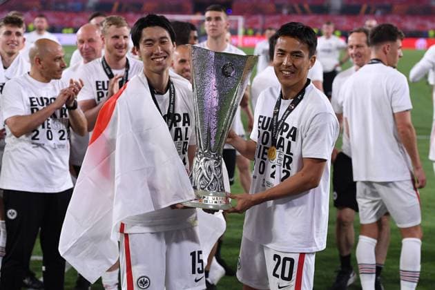 Soccer Europa League Final Eintracht Frankfurt Glasgow Rangers on 18 05 2022 at Estadio Ramon Sanchez Pizjuan in Seville Daichi Kamada Frankfurt , left Makoto Hasebe Frankfurt , right with trophy Cup xHDx