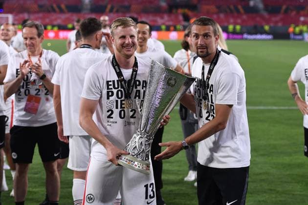 Soccer Europa League Final Eintracht Frankfurt Glasgow Rangers on 18 05 2022 at Estadio Ramon Sanchez Pizjuan in Seville Martin Hinteregger Frankfurt , left Stefan Ilsanker Frankfurt , right with trophy cup xHDx