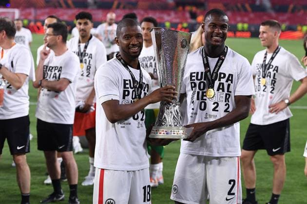 Soccer Europa League Final Eintracht Frankfurt Glasgow Rangers on 18 05 2022 at Estadio Ramon Sanchez Pizjuan in Seville Almamy Toure Frankfurt , left Evan Ndicka Frankfurt , right with trophy cup xHDx