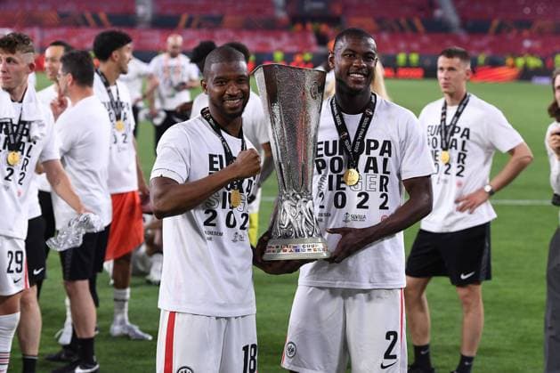 Soccer Europa League Final Eintracht Frankfurt Glasgow Rangers on 18 05 2022 at Estadio Ramon Sanchez Pizjuan in Seville Almamy Toure Frankfurt , left Evan Ndicka Frankfurt , right with trophy cup xHDx