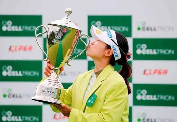 Sport Themen der Woche KW23 Sport Bilder des Tages Park Min-Ji (KOR), June 12, 2022 - Golf : Park Min-Ji of South Korea poses with the trophy after winning the KLPGA Celltrion Queens Masters golf tournament at the Seolhaeone country club in Yangyang, east of Seoul, South Korea.  (0160921050st)