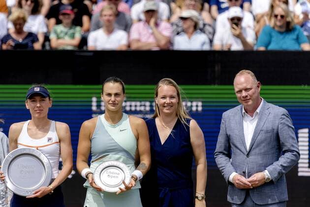2022 06 12 13 31 44 ROSMALEN Tennis player Ekaterina Alexandrova Russia wins the final of the international tennis tournament Libema Open The combined Dutch tennis tournament for men and women will be held on the grass courts of Autotron for twelve days Right number two Aryna Sabalenka Belarus , Kiki Bertens and tournament director Marcel Hunze ANP SANDER KONING netherlands out belgium out Rosmalen xVIxxIVx 450316305 originalFilename: 0160921942st.jpg
