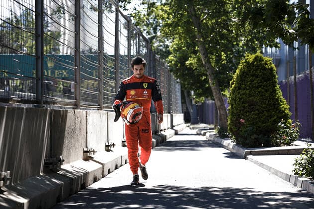 Sport Bilder des Tages SAINZ Carlos (spa), Scuderia Ferrari F1-75, portrait abandoned during the Formula 1 Azerbaijan Grand Prix 2022, 8th round of the 2022 FIA Formula One World Championship, WM, Weltmeisterschaft on the Baku City Circuit, from June 10 to 12, 2022 in Baku, Azerbaijan - F1 - AZERBAIJAN GRAND PRIX 2022 - RACE DPPI Panoramic  _R5_9866