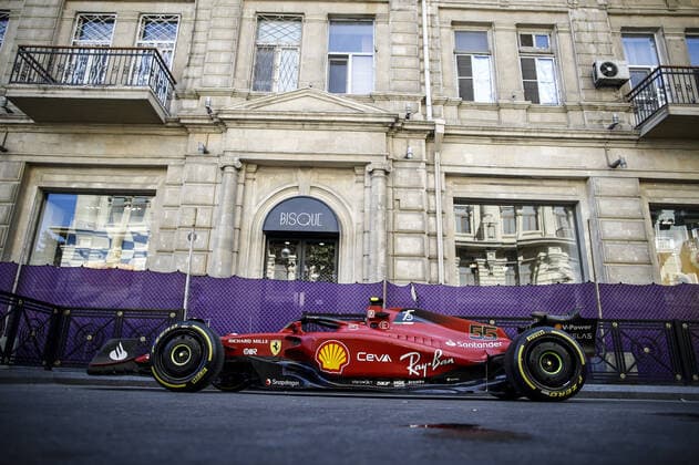 SAINZ Carlos (spa), Scuderia Ferrari F1-75, portrait abandoned during the Formula 1 Azerbaijan Grand Prix 2022, 8th round of the 2022 FIA Formula One World Championship, WM, Weltmeisterschaft on the Baku City Circuit, from June 10 to 12, 2022 in Baku, Azerbaijan - F1 - AZERBAIJAN GRAND PRIX 2022 - RACE DPPI Panoramic  _B3_4359
