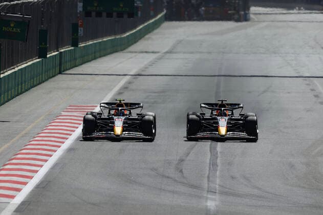 01 VERSTAPPEN Max (nld), Red Bull Racing RB18, action 11 PEREZ Sergio (mex), Red Bull Racing RB18, action during the Formula 1 Azerbaijan Grand Prix 2022, 8th round of the 2022 FIA Formula One World Championship, WM, Weltmeisterschaft on the Baku City Circuit, from June 10 to 12, 2022 in Baku, Azerbaijan - F1 - AZERBAIJAN GRAND PRIX 2022 - RACE DPPI Panoramic  G00D9244