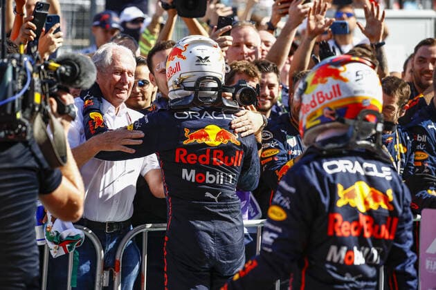 VERSTAPPEN Max (ned), Red Bull Racing RB18, portrait celebration victory with PEREZ Sergio (mex), Red Bull Racing RB18, portrait MARKO Helmut (aut), Drivers™ Manager of Red Bull Racing, portrait during the Formula 1 Azerbaijan Grand Prix 2022, 8th round of the 2022 FIA Formula One World Championship, WM, Weltmeisterschaft on the Baku City Circuit, from June 10 to 12, 2022 in Baku, Azerbaijan - F1 - AZERBAIJAN GRAND PRIX 2022 - RACE DPPI Panoramic  00122021__B3_4408