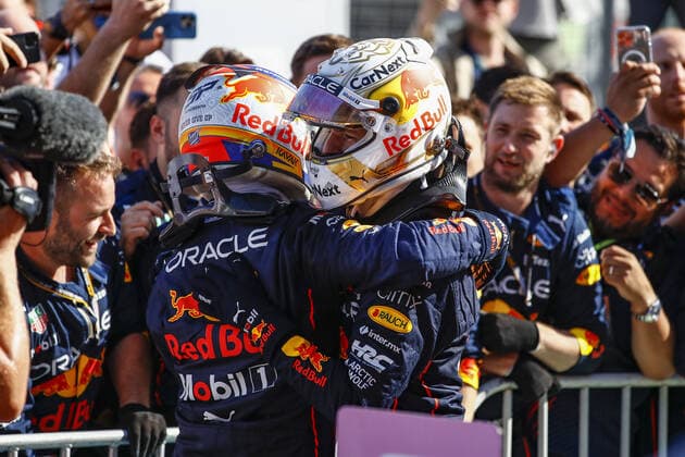 VERSTAPPEN Max (ned), Red Bull Racing RB18, portrait celebration victory PEREZ Sergio (mex), Red Bull Racing RB18, portrait during the Formula 1 Azerbaijan Grand Prix 2022, 8th round of the 2022 FIA Formula One World Championship, WM, Weltmeisterschaft on the Baku City Circuit, from June 10 to 12, 2022 in Baku, Azerbaijan - F1 - AZERBAIJAN GRAND PRIX 2022 - RACE DPPI Panoramic  00122021__B3_4428