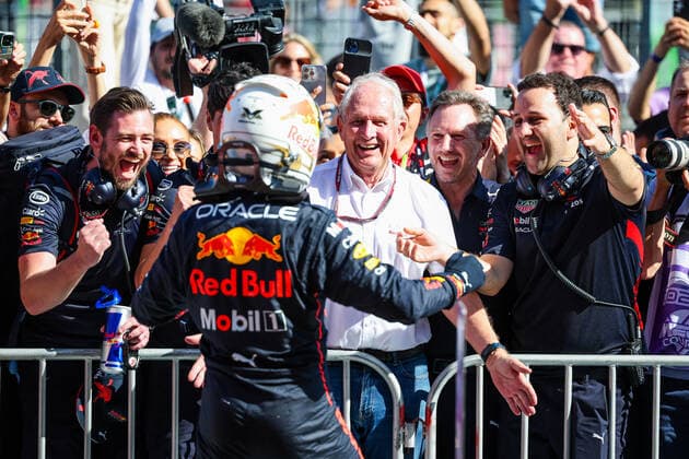 VERSTAPPEN Max (ned), Red Bull Racing RB18, celebrating victory with the team, HORNER Christian (gbr), and MARKO Helmut (aut), Drivers™ Manager of Red Bull Racing, portrait during the Formula 1 Azerbaijan Grand Prix 2022, 8th round of the 2022 FIA Formula One World Championship, WM, Weltmeisterschaft on the Baku City Circuit, from June 10 to 12, 2022 in Baku, Azerbaijan - F1 - AZERBAIJAN GRAND PRIX 2022 - RACE DPPI Panoramic  20220612_GOOD8544