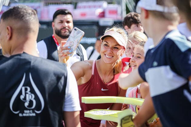 Sabine LISICKI GER signs autographs to the many small fans after her defeat in the qualifying of the bett1open, bett1open WTA 500, Berlin, LTTC Rot Weiß , 12 06 2022, Copyright: xClaudioxGärtnerx