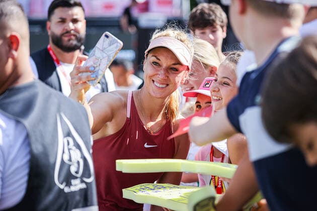 Sabine LISICKI GER signs autographs to the many small fans after her defeat in the qualifying of the bett1open, bett1open WTA 500, Berlin, LTTC Rot Weiß , 12 06 2022, Copyright: xClaudioxGärtnerx