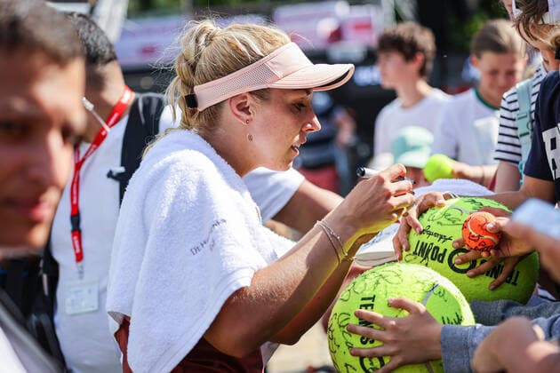 Sabine LISICKI GER signs autographs to the many small fans after her defeat in the qualifying of the bett1open, bett1open WTA 500, Berlin, LTTC Rot Weiß , 12 06 2022, Copyright: xClaudioxGärtnerx