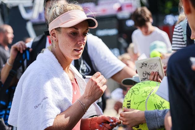 Sabine LISICKI GER signs autographs to the many small fans after her defeat in the qualifying of the bett1open, bett1open WTA 500, Berlin, LTTC Rot Weiß , 12 06 2022, Copyright: xClaudioxGärtnerx