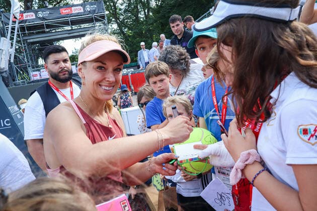 Sabine LISICKI GER signs autographs to the many small fans after her defeat in the qualifying of the bett1open, bett1open WTA 500, Berlin, LTTC Rot Weiß , 12 06 2022, Copyright: xClaudioxGärtnerx