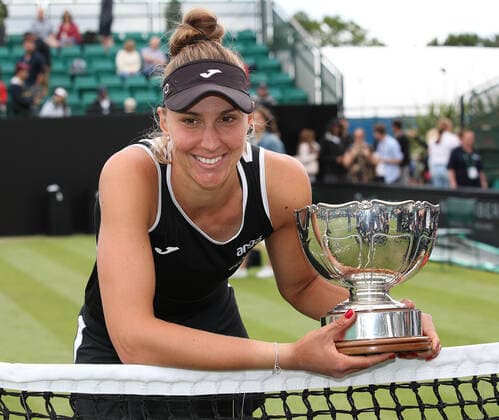 TENNIS - WTA, Tennis Damen Nottingham Open 2022 NOTTINGHAM,ENGLAND,12.JUN.22 - TENNIS - WTA Tour, Nottingham Open, final. Image shows the rejoicing of Beatriz Haddad Maia (BRA). keywords: award ceremony, trophy.  GEPAxpictures xAlanxGrieves