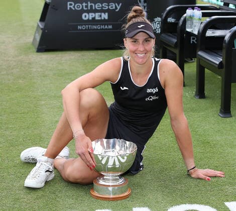 TENNIS - WTA, Tennis Damen Nottingham Open 2022 NOTTINGHAM,ENGLAND,12.JUN.22 - TENNIS - WTA Tour, Nottingham Open, final. Image shows the rejoicing of Beatriz Haddad Maia (BRA). keywords: award ceremony, trophy.  GEPAxpictures xAlanxGrieves