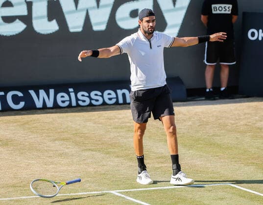 Sport Themen der Woche KW23 Sport Bilder des Tages (220613) -- STUTTGART, June 13, 2022 -- Matteo Berrettini of Italy celebrates victory after the men s singles final match against Andy Murray of Britain at Boss Open 2022 in Stuttgart, Germany, June 12, 2022. (Photo by Xinhua) (SP)GERMANY-STUTTGART-TENNIS-BOSS OPEN-FINAL PhilippexRuiz 