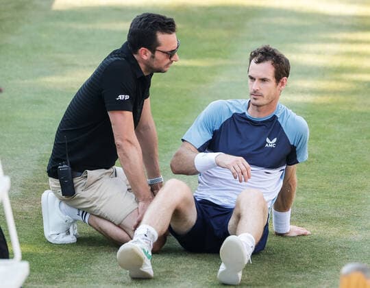 Sport Themen der Woche KW23 Sport Bilder des Tages (220613) -- STUTTGART, June 13, 2022 -- Andy Murray (R) of Britain receives treatment due to injury during the men s singles final match against Matteo Berrettini of Italy at Boss Open 2022 in Stuttgart, Germany, June 12, 2022. (Photo by Xinhua) (SP)GERMANY-STUTTGART-TENNIS-BOSS OPEN-FINAL PhilippexRuiz 