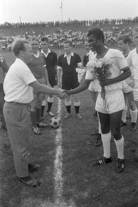 Guy ACOLATSE, rechts, Togo, Fussballspieler, wird hier mit einem Blumenstrauss als Neuzugang des FC St. Pauli begruesst, Guy Acolatse war der erste farbige Spieler in der Fussball-Bundesliga Fussball, 04.08.1963 Â *** Guy ACOLATSE, right, Togo, soccer player, is welcomed here with a bouquet of flowers as a new member of FC St Pauli, Guy Acolatse was the first colored player in the Bundesliga Soccer, 04 08 1963 Â