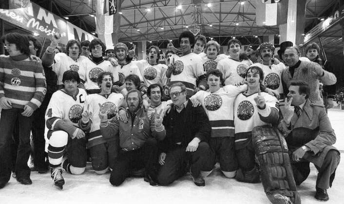 Die Mannschaft des Mannheimer ERC feiert die Deutsche Meisterschaft in der Eishockey-Bundesliga 1980, Mannschaftsfoto, vorn in der Mitte Trainer Heinz WEISENBACH und Praesident Helmut MUELLER, Jubel, jubeln, Freude, cheers, nach dem Spielende des Spiels Mannheimer ERC - Koelner EC 6:8 am 06.04.1980, black and white, Schwarz - weiss, schwarzweiss, monochrom, SW Monochrome, Schwarzweissfoto, Â *** The team of the Mannheimer ERC celebrates the German championship in the ice hockey Bundesliga 1980, team photo, in front in the middle coach Heinz WEISENBACH and president Helmut MUELLER, jubilation, joy, cheers, after the end of the game Mannheimer ERC Koelner EC 6 8 on 06 04 1980, black and white, black and white, monochrome, SW monochrome, black and white photo, Â