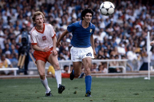 Paolo ROSSI, Italien, Fussball Nationalspieler, Aktion, Zweikampf gegen Zbigniew BONIEK, Polen, in dem Spiel Italien - Polen 0.0, 14.06.1982, hier bei der Fussball Weltmeisterschaft 1982 Spanien. Â *** Paolo ROSSI, Italy, national football player, action, duel against Zbigniew BONIEK, Poland, in the match Italy Poland 0 0, 14 06 1982, here at the 1982 World Cup Spain Â
