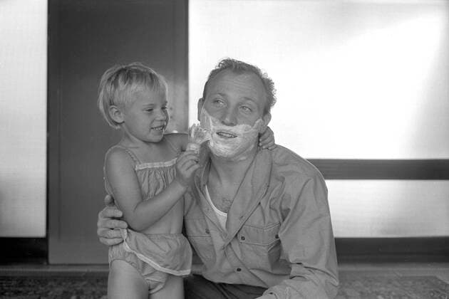 Uwe SEELER, Deutschland, Fussballspieler, Hamburger SV, privat, laesst sich von seiner Tochter Kerstin mit Rasierschaum einseifen, Rasierpinsel, undatierte Aufnahme 1963, *** Uwe SEELER, Germany, soccer player, Hamburger SV, private, lets his daughter Kerstin lather him up with shaving cream, shaving brush, undated photo 1963,