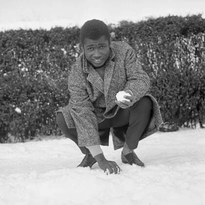 Guy ACOLATSE, Togo, Fussballspieler, (FC St. Pauli), spielt im Schnee, der erste Schnee, Guy Acolatse war der erste farbige Spieler in der Fussball-Bundesliga Fussball, 04.08.1963 Â *** Guy ACOLATSE, Togo, football player, FC St Pauli , plays in the snow, the first snow, Guy Acolatse was the first colored player in the Bundesliga football, 04 08 1963 Â