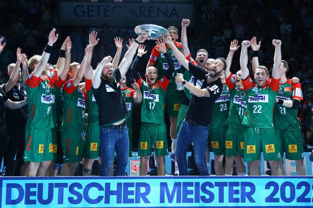 12 06 2022, xgox, handball Liqui Moly HBL, SC Magdeburg Rhein Neckar Loewen emspor, v l Yves Grafenhorst Magdeburg, co coach , Bennet Wiegert Magdeburg, coach hold up the championship trophy Magdeburg