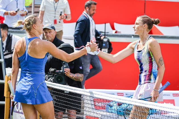 Kaia KANEPI EST and Karolina PLISKOVA CZE Shake hands at the net, bett1open WTA 500, Berlin, LTTC Rot Weiß , 13 06 2022, Copyright: xClaudioxGärtnerx