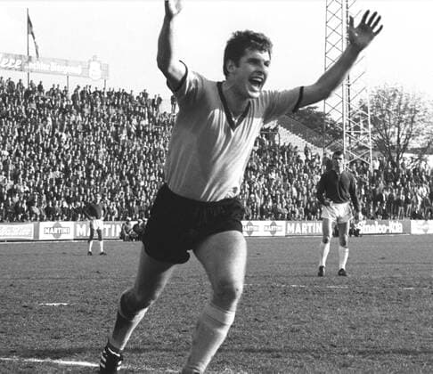 Aus Eintracht Braunschweig - Bor. Dortmund 4:3 am 19.10.1968 _Jubel bei Lothar Emmerich von Bor. Dortmund nach 1:1 Kopfballtor, Hinten Lothar Ulsaß. *** From Eintracht Braunschweig Bor Dortmund 4 3 on 19 10 1968 Lothar Emmerich of Bor Dortmund cheers after 1 1 headed goal, behind Lothar Ulsaß