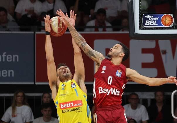 Sport Bilder des Tages Berlins 1 DA SILVA und Bayerns 0 Nick WEILER-BABB. Basketball, FC Bayern - Berlin, am 14.06.2022. Basketball Bundesliga, Playoff, Finale, 2.Spiel, FC Bayern München Basketball - Alba Berlin, Saison 2021-2022, in Muenchen, A U D I D O M E, Deutschland. Quelle Copyright Credit : Oryk HAIST *** Berlins 1 DA SILVA and Bavarias 0 Nick WEILER BABB Basketball, FC Bayern Berlin, on 14 06 2022 Basketball Bundesliga, playoff, final, 2 game, FC Bayern Munich Basketball Alba Berlin, season 2021 2022, in Munich, A U D I D O M E, Germany Source Copyright Credit Oryk HAIST xBasketball-Bayern-Berlinx