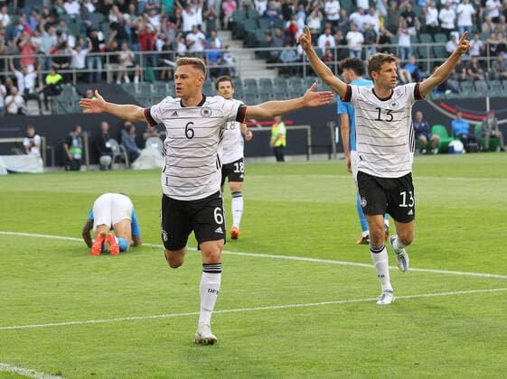 Goal celebration 1 0 Germany, goal scorer Joshua Kimmich GER Right Thomas Müller GER Germany Italy Football International 2022, Nations League Mönchengladbach, GER, 14 06 2022 ,