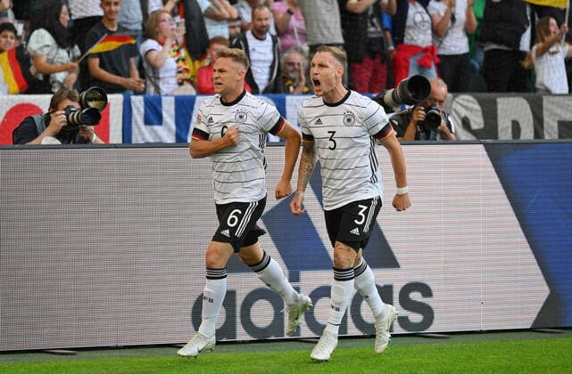 Cheers 1 0, Joshua Kimmich Germany , left , and David Raum Germany 14 06 2022, Football 2022, UEFA Nations League 2022 23, Matchday 4, Germany Italy Photo Maik Hölter TEAM2sportphoto Mönchengladbach Borussia Park Germany Team2