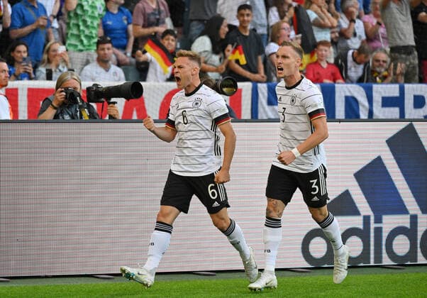 Cheers 1 0, Joshua Kimmich Germany , left , and David Raum Germany 14 06 2022, Football 2022, UEFA Nations League 2022 23, Matchday 4, Germany Italy Photo Maik Hölter TEAM2sportphoto Mönchengladbach Borussia Park Germany Team2