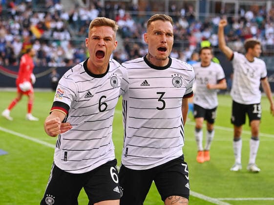 Sport Themen der Woche KW24 Sport Bilder des Tages Fussball International UEFA Nations League 14.06.2022 in Moenchengladbach Deutschland - Italien JUBEL Deutschland; Torschuetze zum 1-0 Joshua Kimmich (li) umarmt von David Raum *** Football International UEFA Nations League 14 06 2022 in Moenchengladbach Germany Italy JUBEL Germany goal scorer for 1 0 Joshua Kimmich li hugged by David Raum