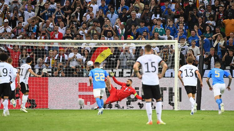 Football, Men, 2022 2023 season, Nations League League A, Group 3, Matchday 4 in Moenchengladbach, Germany Italy, Ilkay Gündogan 3 v l , Germany scores on penalty kick to 2 0 against goalkeeper Gianluigi Donnarumma Italy , 14 06 2022, Copyright: xMatthiasxKochx