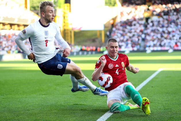 England gegen Ungarn 14. Juni 2022, Wolverhampton UEFA Nations League Liga A Gruppe 3 England gegen Ungarn Der Schuss von Jarrod Bowen (England) wird abgeblockt. Attila Szalai (Ungarn) steht im Abseits.  Copyright: xMarkxLeechx xOffsidexOffside