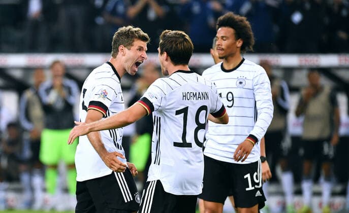 Football, UEFA Nations League, Men, Matchday 4, Borussia Park Mönchengladbach Germany white Italy blue cheering Thomas Müller GER after his goal for 3 0, together with Jonas Hofmann GER cheering, joy, action DFB UEFA REGULATES PROHIBIT ANY USE OF PHOTOGRAPHS AS IMAGE SEQUENCES AND OR QUASI VIDEO