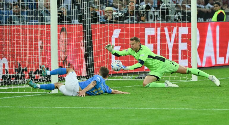 Goalkeeper Manuel Neuer Germany , r , saves against Nicolo Barella Italy 14 06 2022, Football 2022, UEFA Nations League 2022 23, Matchday 4, Germany Italy Photo Maik Hölter TEAM2sportphoto Mönchengladbach Borussia Park Germany Team2